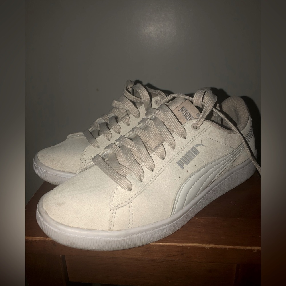 Women’s Pumas size 6.5